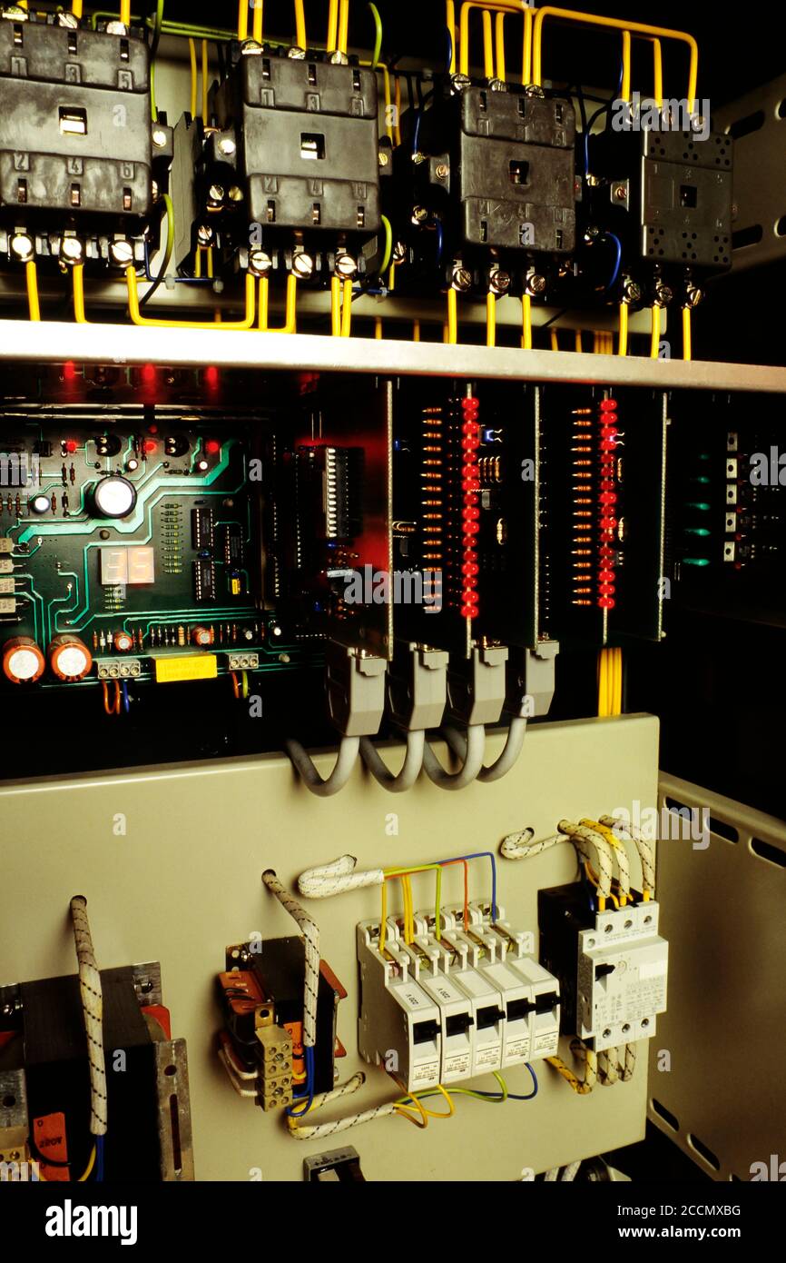 Unités de commande pour ascenseurs modernes entièrement électroniques. Système électronique fournissant la puissance des ascenseurs. Banque D'Images Unités de commande pour ascenseurs modernes entièrement électroniques. Système électronique fournissant la puissance des ascenseurs. Banque D'Images