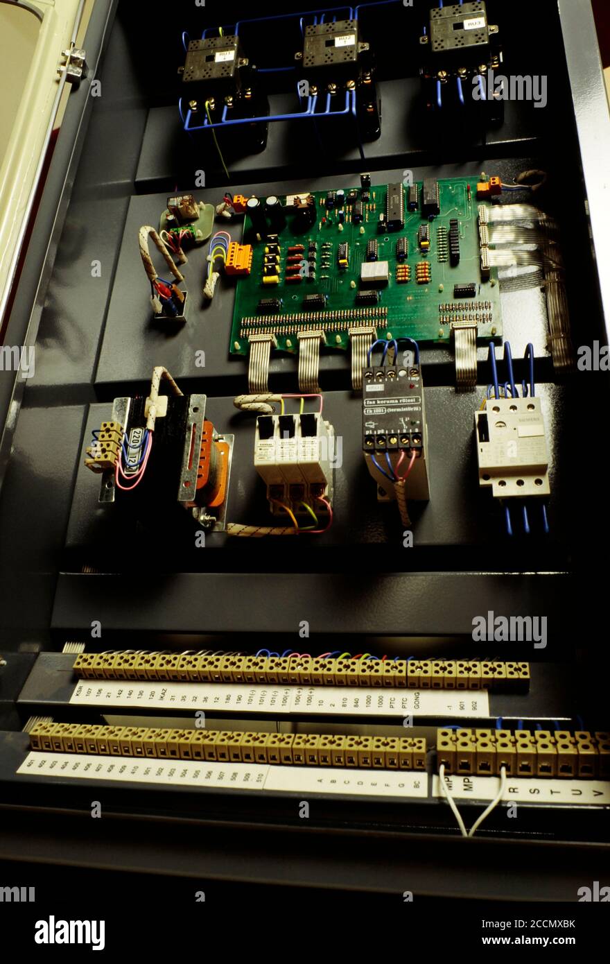 Unités de commande pour ascenseurs modernes entièrement électroniques. Système électronique fournissant la puissance des ascenseurs. Banque D'Images Unités de commande pour ascenseurs modernes entièrement électroniques. Système électronique fournissant la puissance des ascenseurs. Banque D'Images