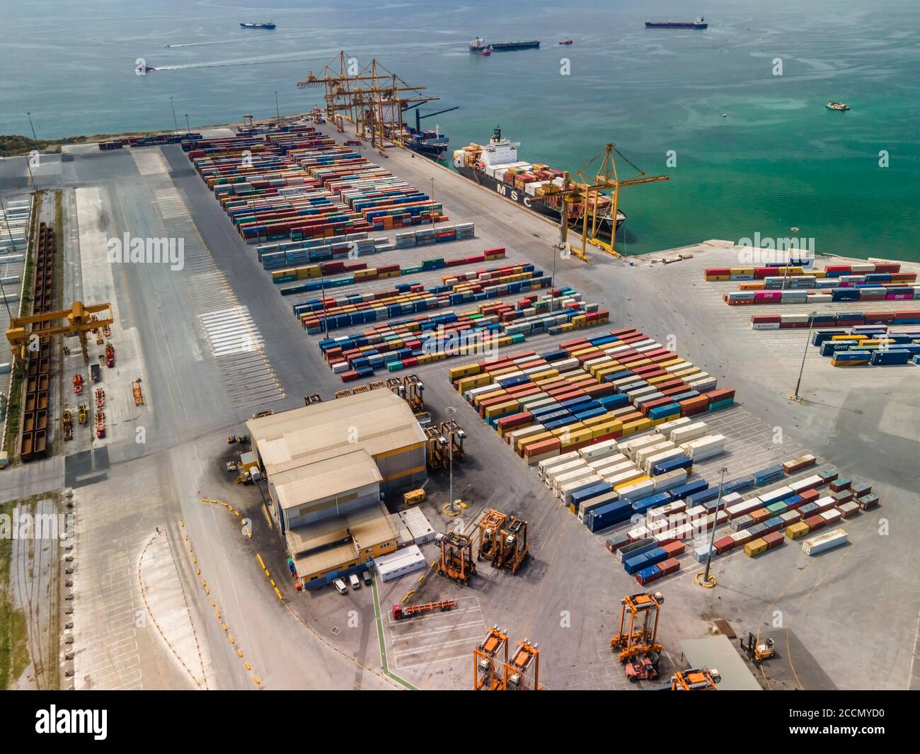 Thessalonique, Grèce drone aérien vue sur le paysage du port de la ville avec des navires de cargaison. Panorama haut de grandes grues motorisées sur port de mer, avec conteneurs. Banque D'Images
