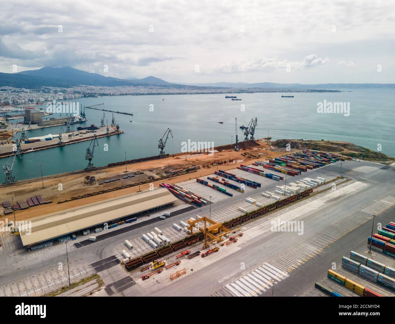 Thessalonique, Grèce drone aérien vue sur le paysage de la zone portuaire de la ville. Panorama de jour de grandes grues motorisées sur le port de mer, avec des conteneurs de quai de cargaison Banque D'Images