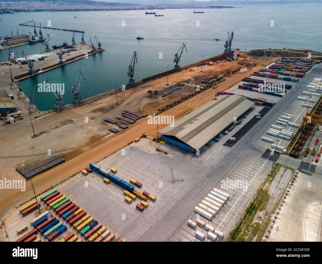 Thessalonique, Grèce drone aérien vue sur le paysage de la zone portuaire de la ville. Panorama de jour de grandes grues motorisées sur le port de mer, avec des conteneurs de quai de cargaison Banque D'Images