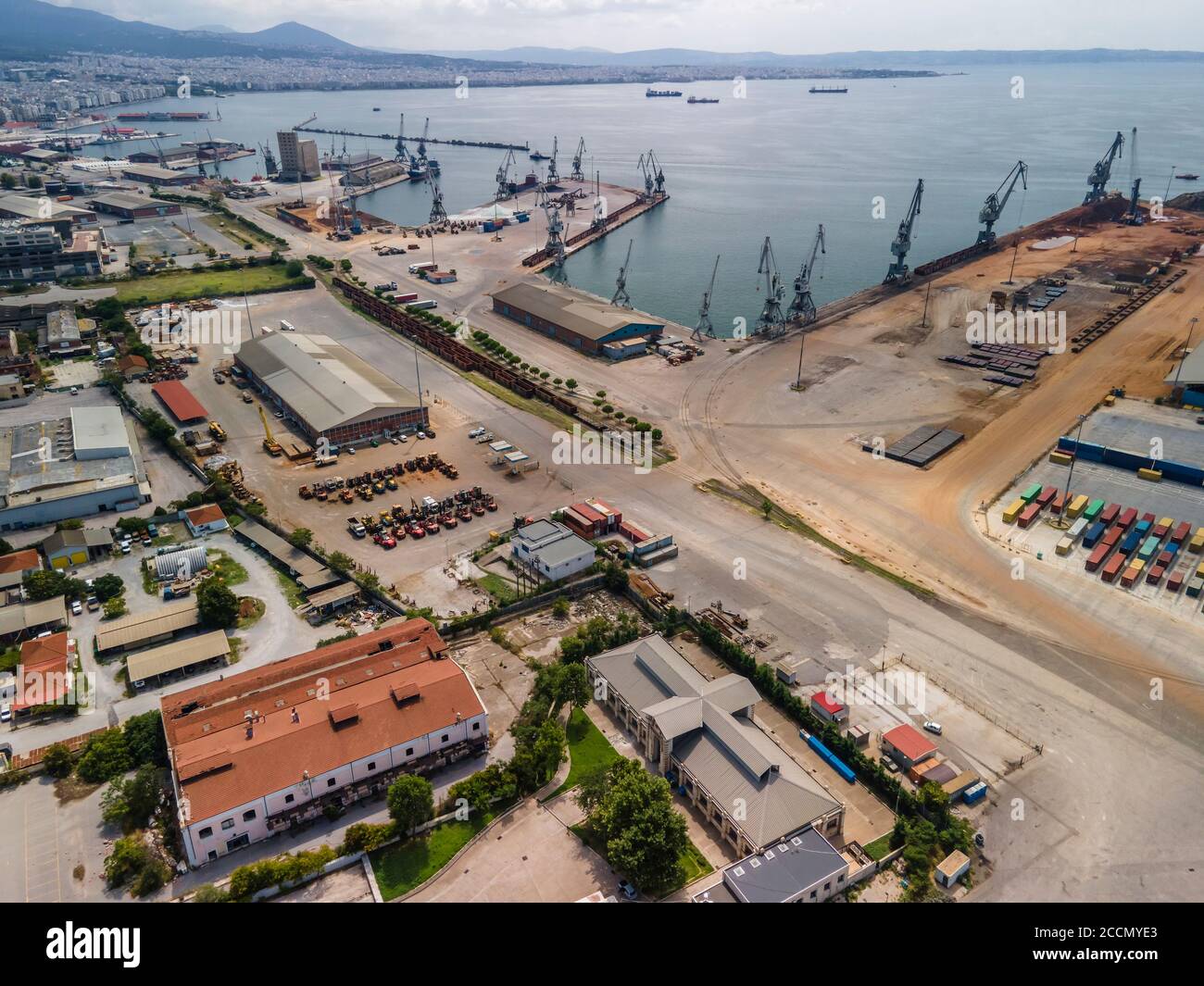 Thessaloniki, Grèce drone aérien vue sur le paysage de la zone du port de la ville. Panorama de jour de grandes grues motorisées sur le port de mer, avec conteneurs de port de cargaison Banque D'Images