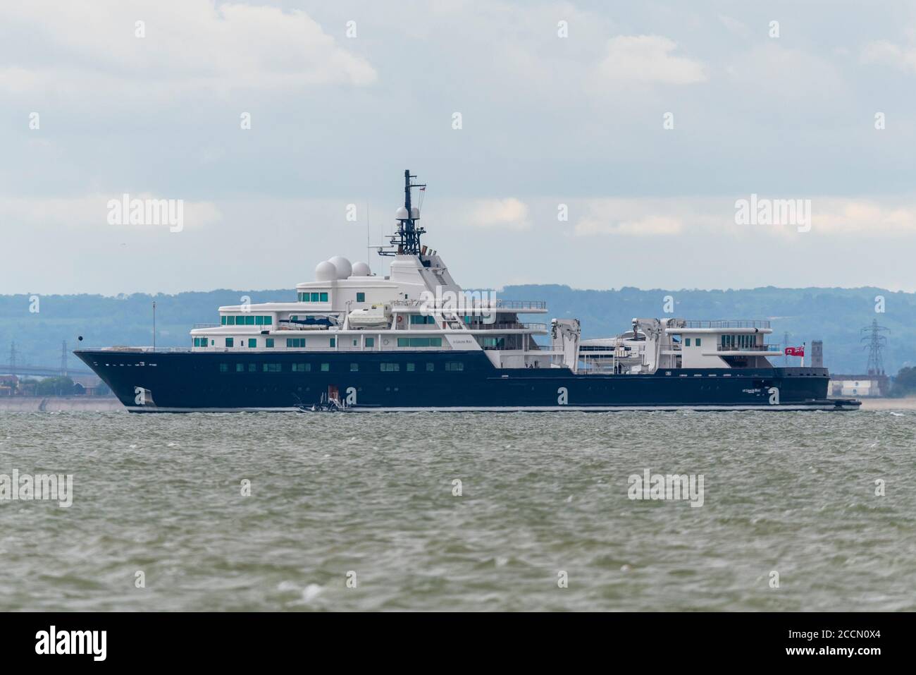 Le Grand Bleu, le yacht appartenant au milliardaire russo-américain Evgeny Markovich Shvidler, amarré au large de Southend sur la mer, Essex est arrivé de Fife, en Écosse Banque D'Images