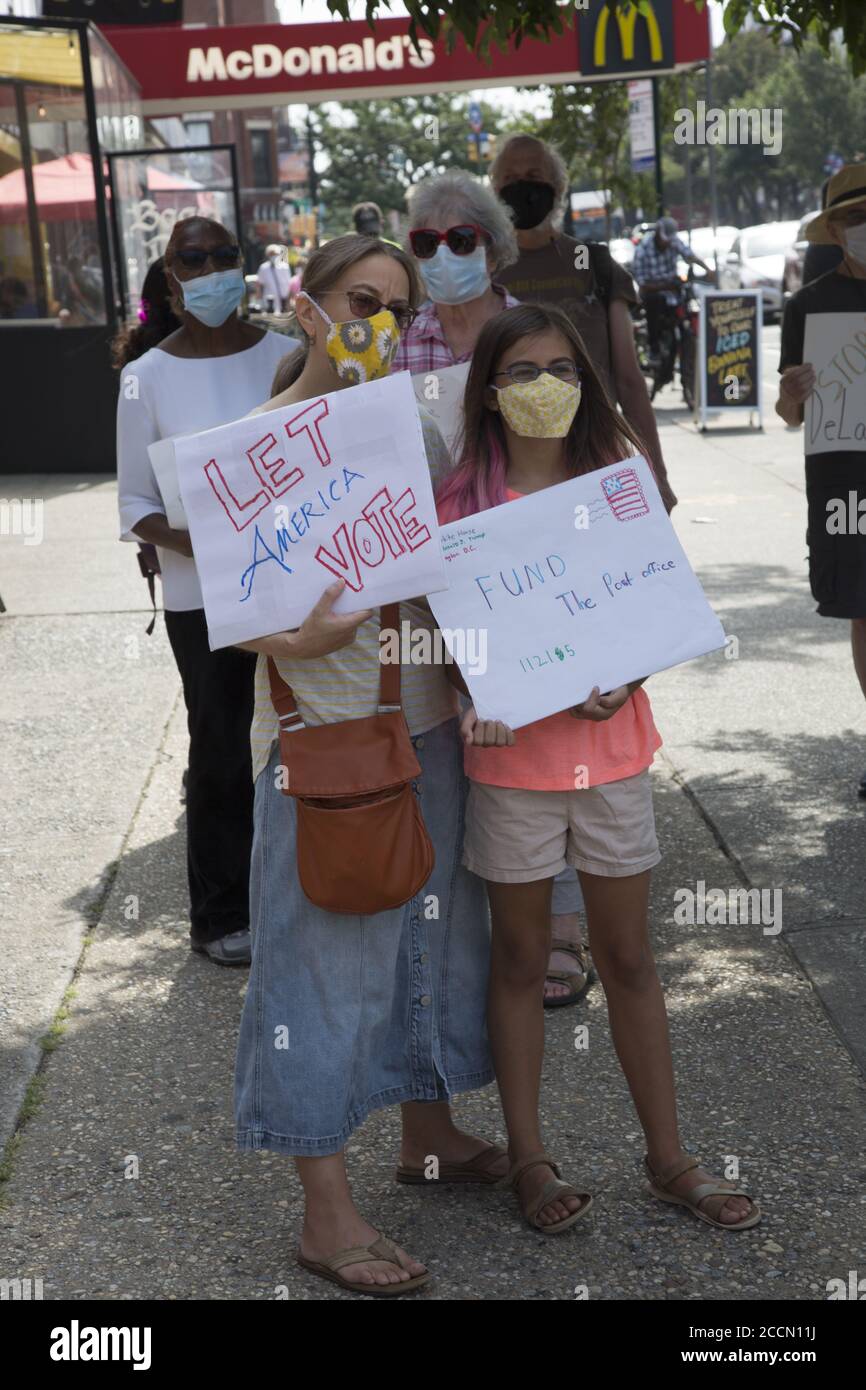 « Save the Post Office Saturday : » des manifestants se réunissent devant près de 800 bureaux de poste dans tout le pays, comme celui-ci à Park Slope, Brooklyn, pour soutenir les travailleurs postaux, exigent un financement gouvernemental pour les USPS, Demander également la démission du ministre des postes, le général Louis DeJoy, et mettre fin à la campagne de suppression des électeurs orchestrée par l'administration Trump en arrêtant le courrier lors du vote. Banque D'Images