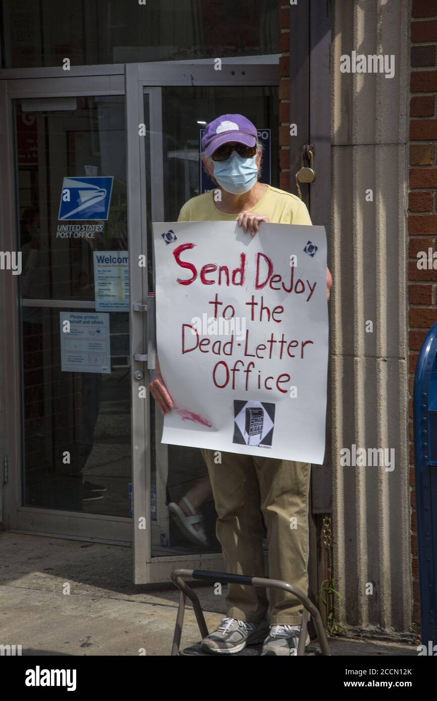 « Save the Post Office Saturday : » des manifestants se réunissent devant près de 800 bureaux de poste dans tout le pays, comme celui-ci à Park Slope, Brooklyn, pour soutenir les travailleurs postaux, exigent un financement gouvernemental pour les USPS, Demander également la démission du ministre des postes, le général Louis DeJoy, et mettre fin à la campagne de suppression des électeurs orchestrée par l'administration Trump en arrêtant le courrier lors du vote. Banque D'Images