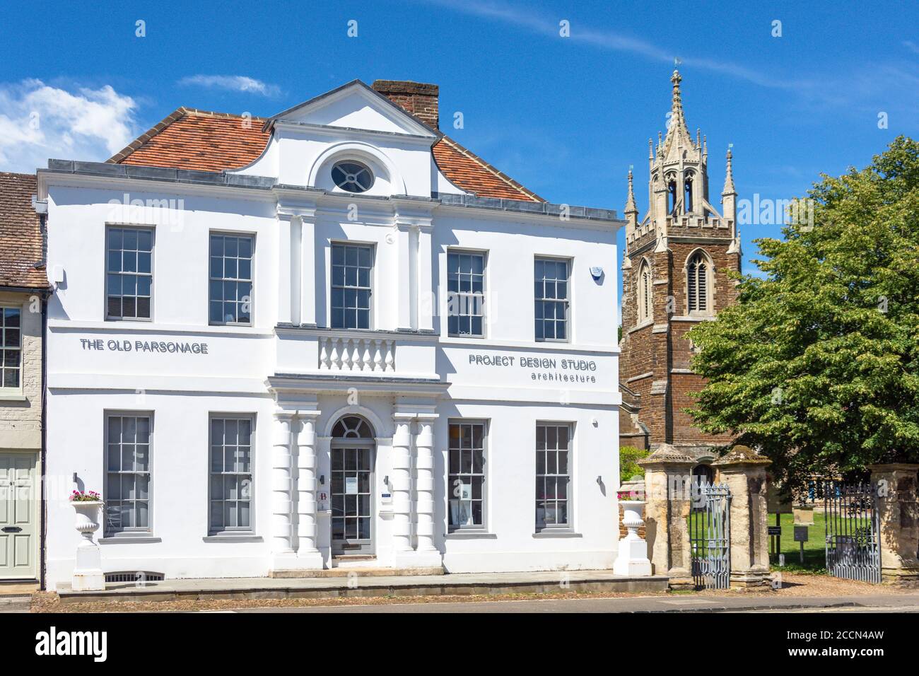 Le bâtiment Old Parsonage avec le musée Woburn Heritage derrière, Bedford Street, Woburn, Bedfordshire, Angleterre, Royaume-Uni Banque D'Images