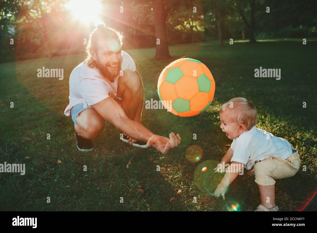 Un Jeune Pere Joue Au Ballon Avec Un Bebe Garcon En Plein Air Les Parents Passent Du Temps Avec Leur Enfant Dans Le Parc Style De Vie Authentique Moment D Appel D Offres Photo