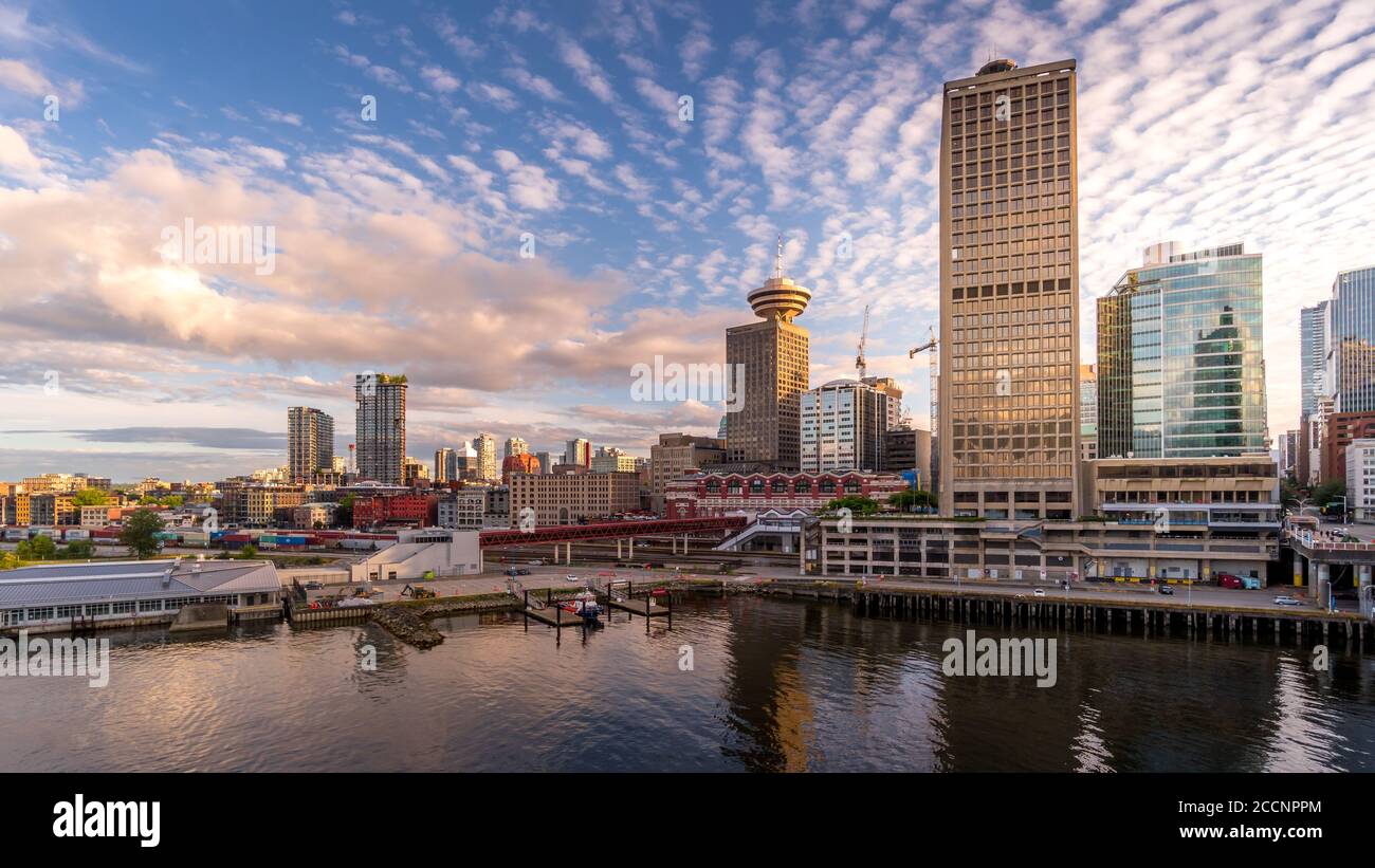 Coucher de soleil sur le centre-ville de Vancouver et le terminal Waterfront SeaBus Banque D'Images