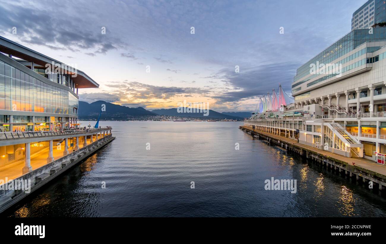 Coucher de soleil sur le port de Vancouver entre le terminal des hydravions et Le terminal de croisière de Canada place au centre-ville de Vancouver Banque D'Images