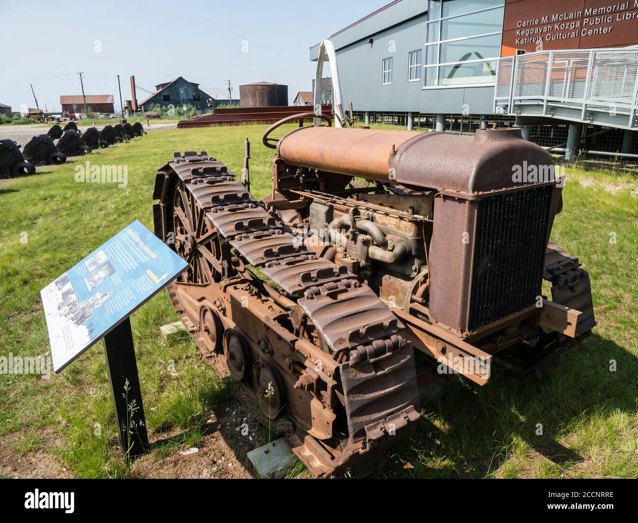 Tracteur utilisé dans les mines d'or exposées au musée commémoratif Carrie M. McLain à Nome, Alaska, États-Unis. Banque D'Images