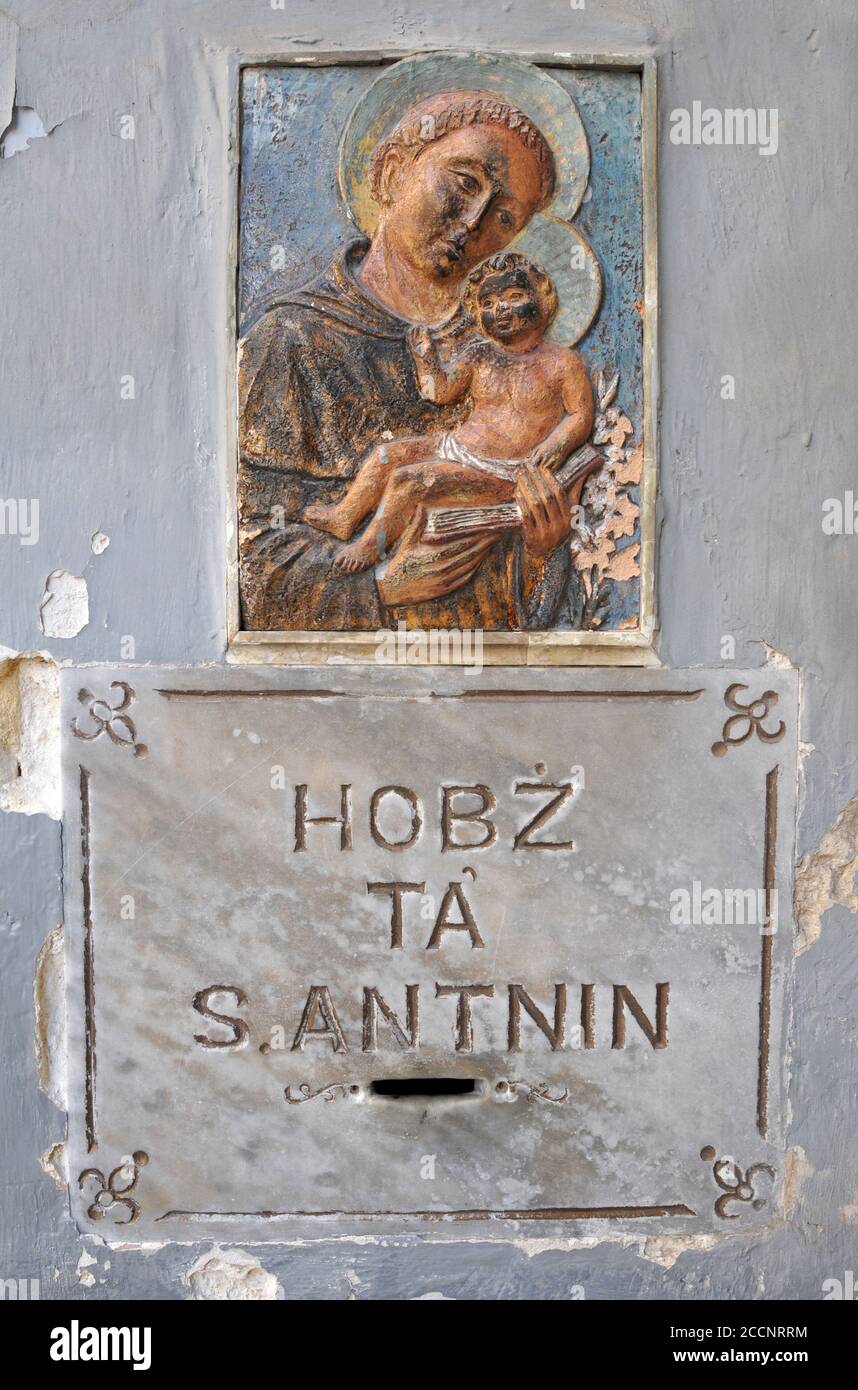 Une fente de don à l'entrée de l'église historique Saint François d'Assise à la Valette, Malte. Banque D'Images