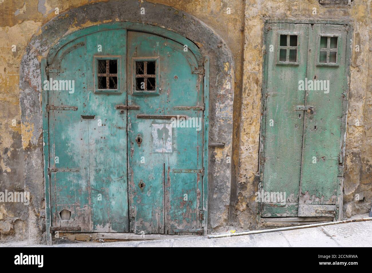 Vieilles portes abîmés sur un bâtiment de la Valette, Malte. Banque D'Images