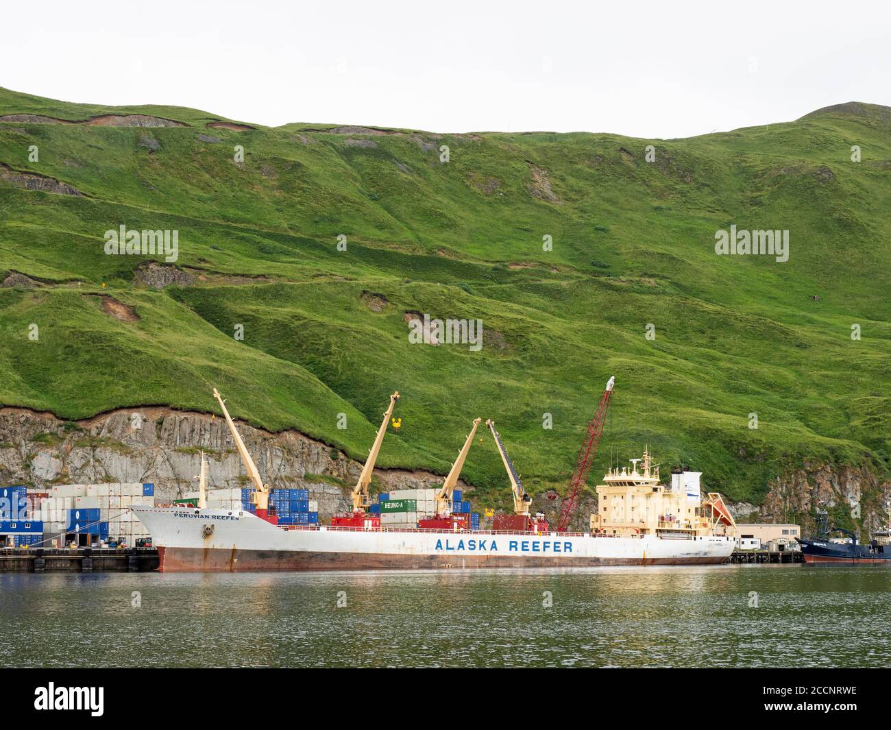 Navire-conteneur au quai de Dutch Harbour, dans la communauté d'Unalaska, en Alaska. Banque D'Images