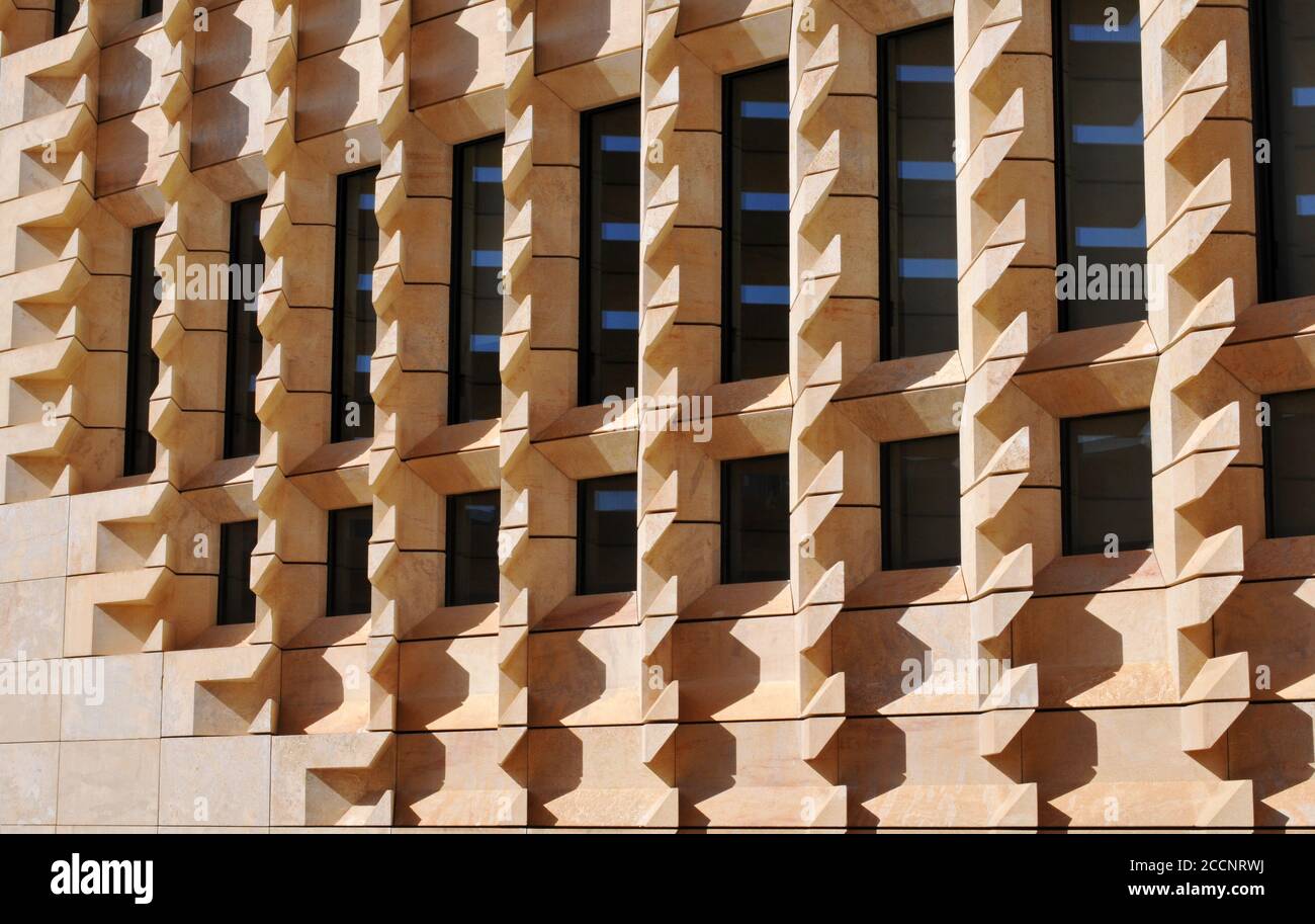 Fenêtres sur la façade moderne du Parlement à la Valette, Malte. Conçu par l'architecte Renzo Piano, le bâtiment a ouvert ses portes en 2015. Banque D'Images