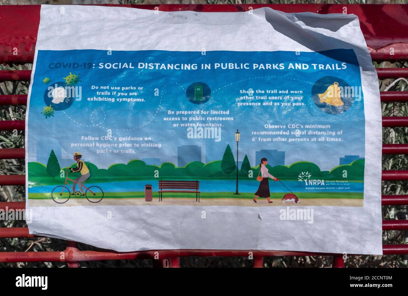 Affichage des critères de distance sociale recommandés par l'Association nationale des parcs et loisirs sur banc Banque D'Images