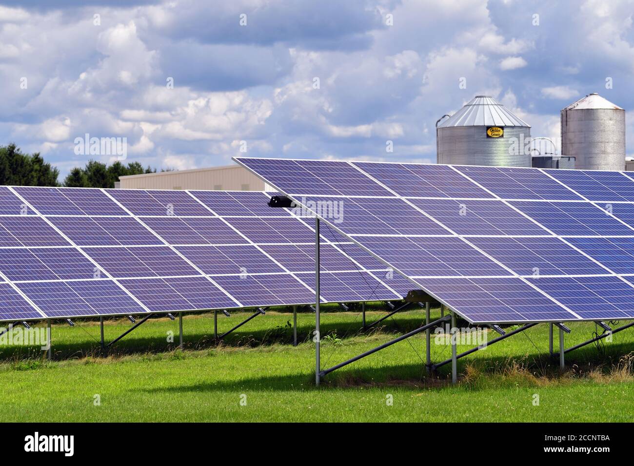 Earlville, Illinois, États-Unis. Un ensemble de panneaux solaires dans un cadre rural le long d'une route de terre dans une très petite communauté du centre-nord de l'Illinois. Banque D'Images Earlville, Illinois, États-Unis. Un ensemble de panneaux solaires dans un cadre rural le long d'une route de terre dans une très petite communauté du centre-nord de l'Illinois. Banque D'Images
