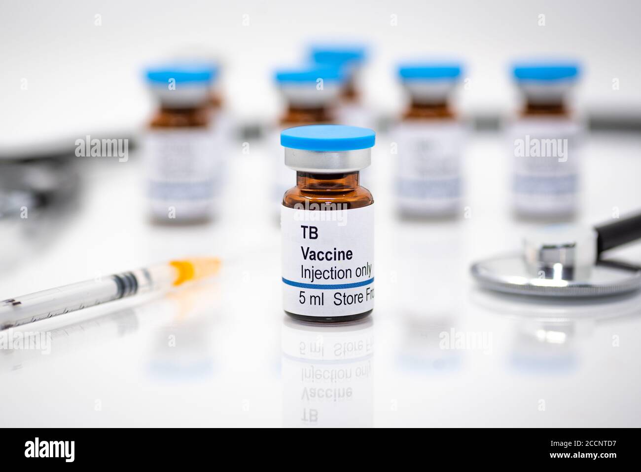 Flacon de vaccin antituberculeux avec seringue d'injection et stéthoscope en blanc arrière-plan Banque D'Images