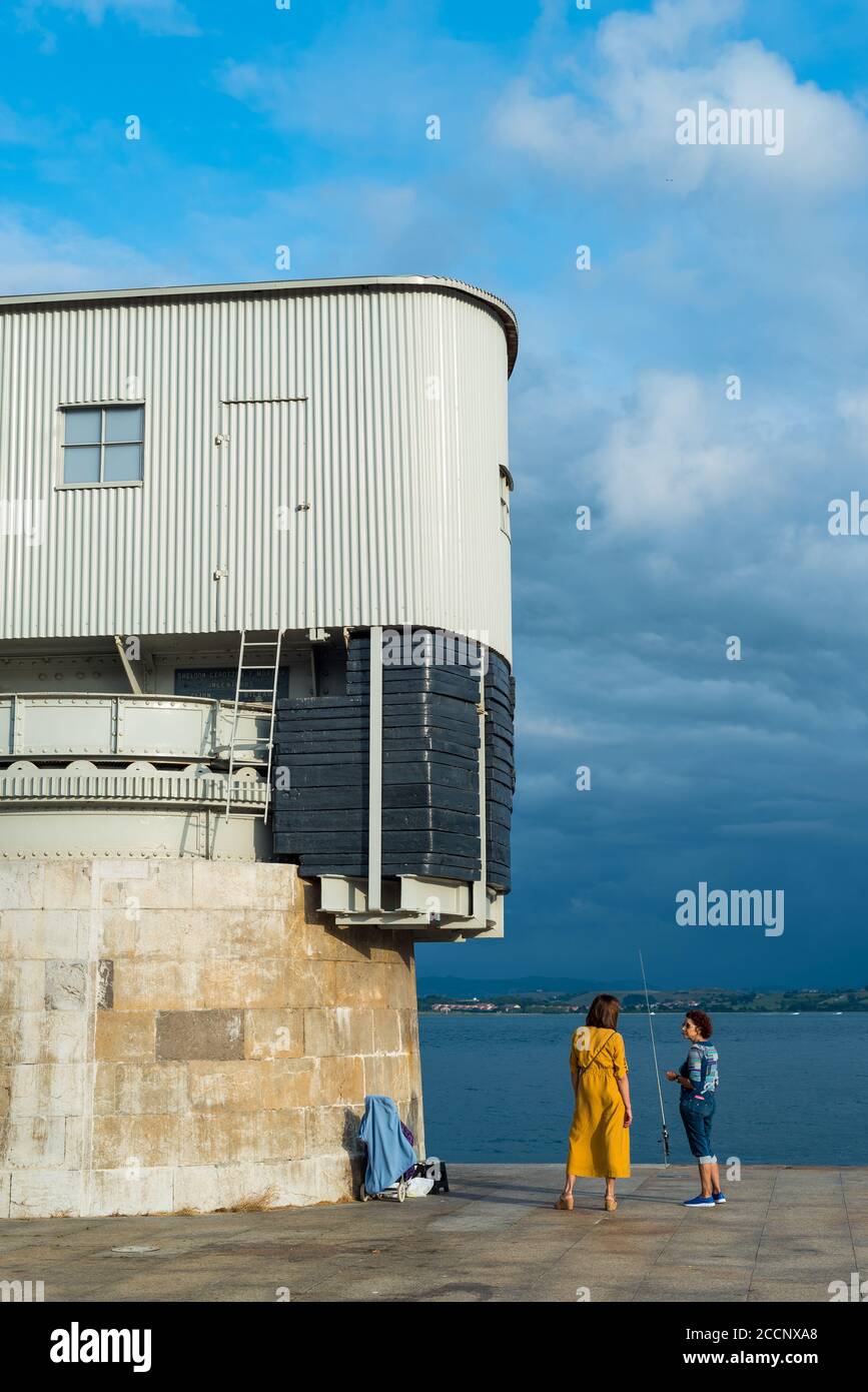 Femmes ayant une conversation pendant la pêche à Santander, Espagne. Banque D'Images