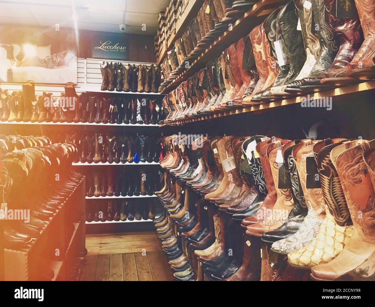 Bottes de cowboy dans un magasin de l'Ouest du pays. Banque D'Images