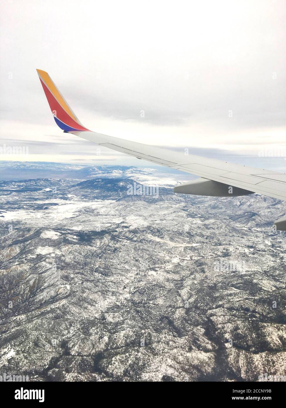 Un avion survole un magnifique paysage de montagnes. Banque D'Images