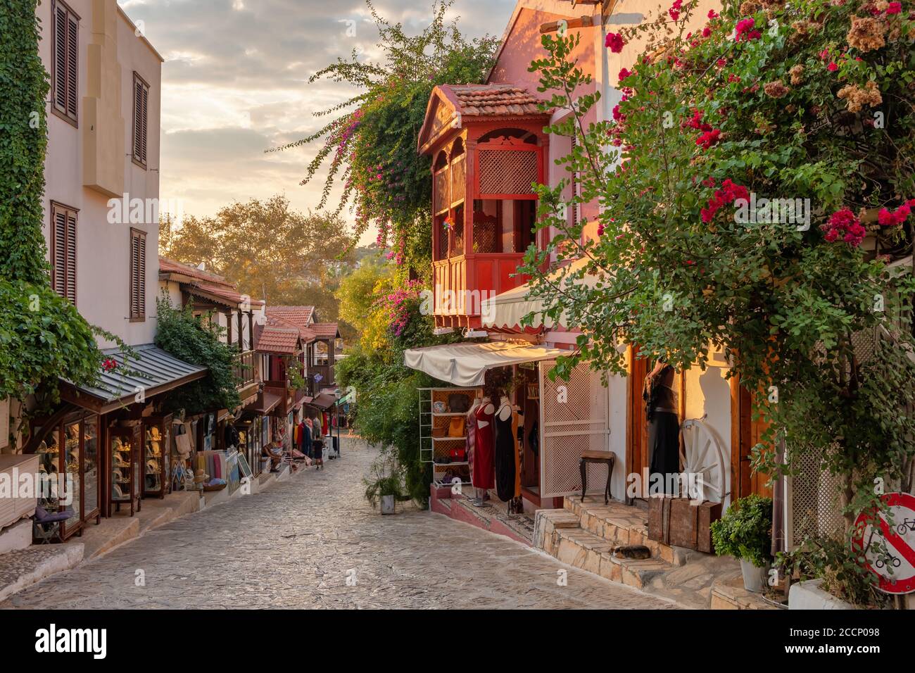 Belle rue dans la vieille ville de Kas avec boutiques au coucher du soleil, Turquie Banque D'Images