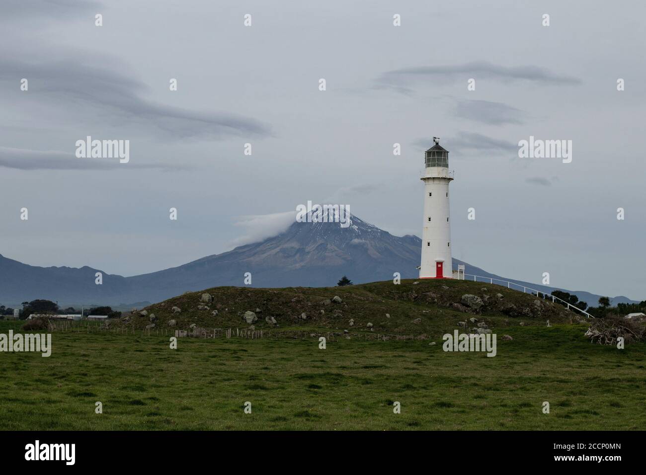 phare de la nouvelle-zélande sur une ferme rurale avec montagne en arrière-plan Banque D'Images