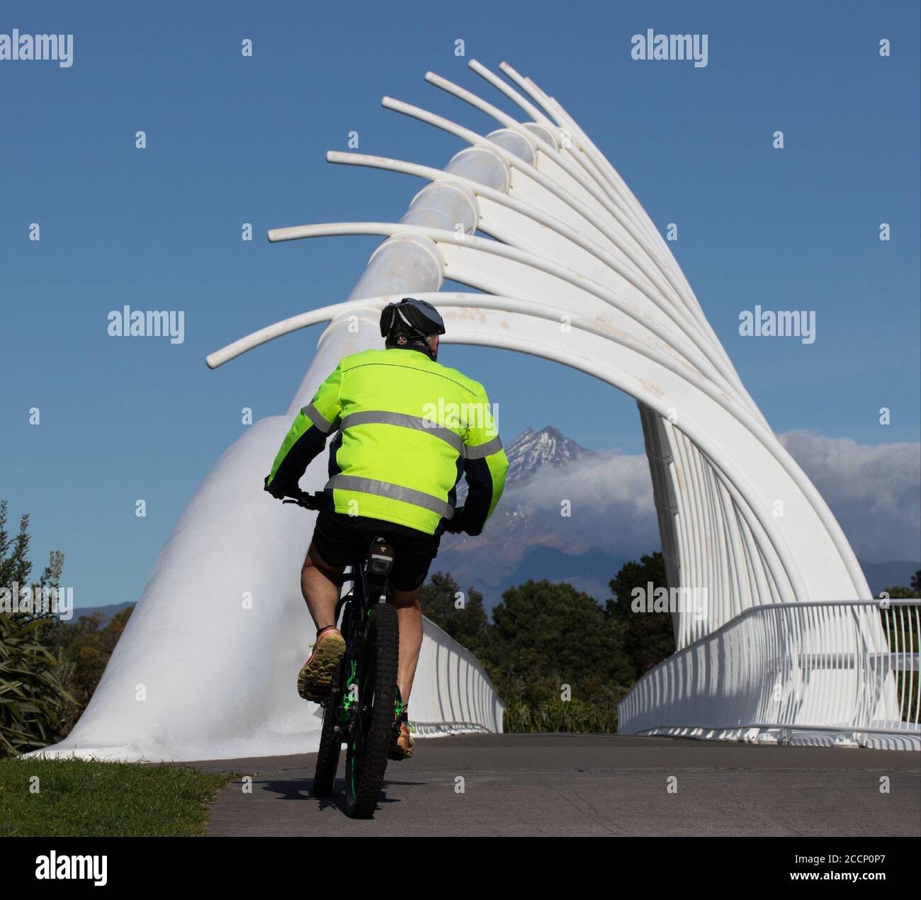 Te Rewa Rewa Bridge New Plymouth Nouvelle-Zélande avec homme cycliste Banque D'Images