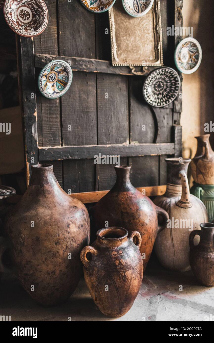 Beaucoup de cruches et vases en argile faits main uniques sur le marché arabe local. Souk à la médina de Marrakech. Banque D'Images