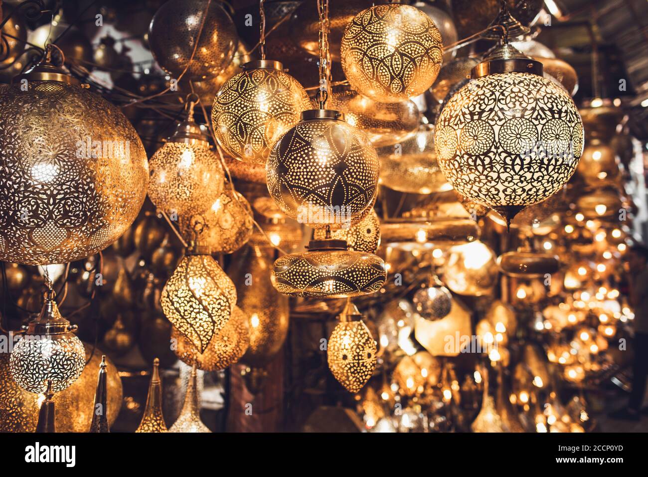 Lampes souvenirs marocaines traditionnelles sur le marché local souk à Marrakech medina. Travail fait main, différentes formes. Banque D'Images