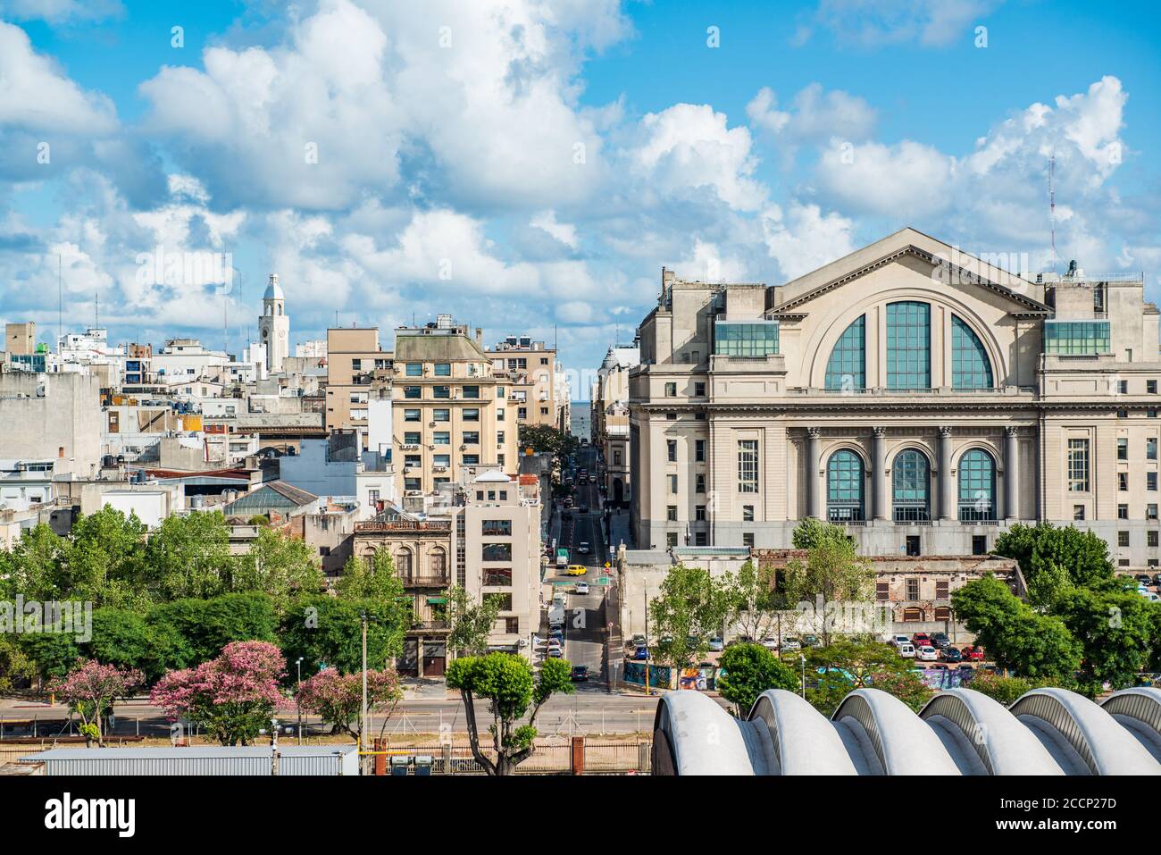 Vue sur la vieille ville de Montevideo, Uruguay depuis un bateau au quai Banque D'Images