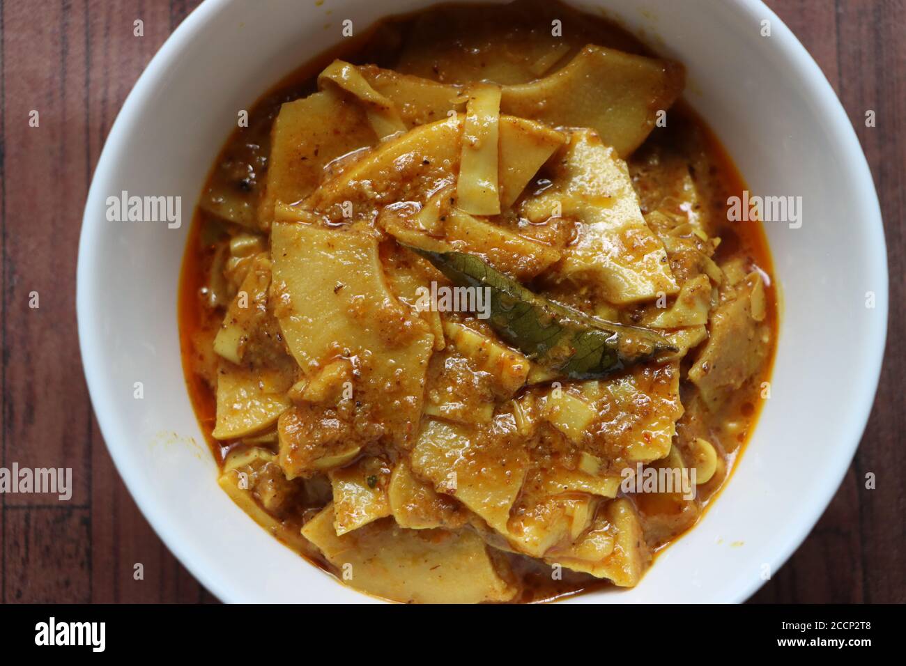 Curry de tomates en bambou, cuisine traditionnelle Konkan et Goa Banque D'Images