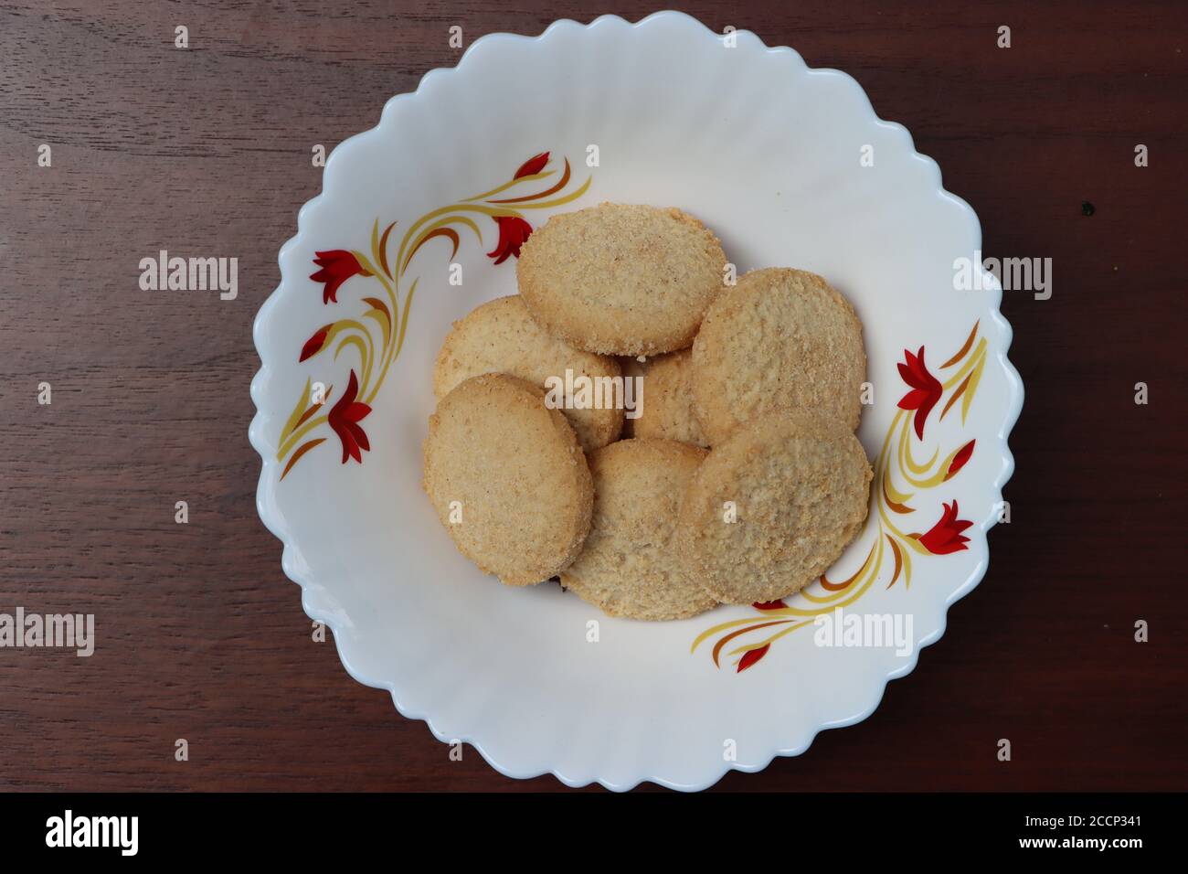 Biscuits à la noix de coco dans un bol blanc, fêtes de festival Banque D'Images