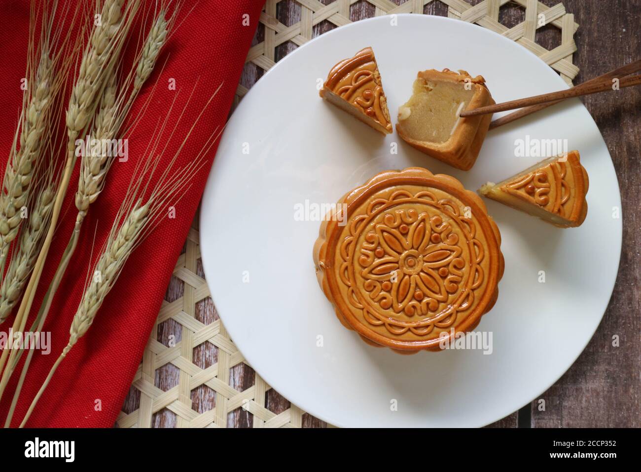Moon Cake - gâteau chinois pour le festival de la mi-automne, en-cas chinois traditionnel Banque D'Images