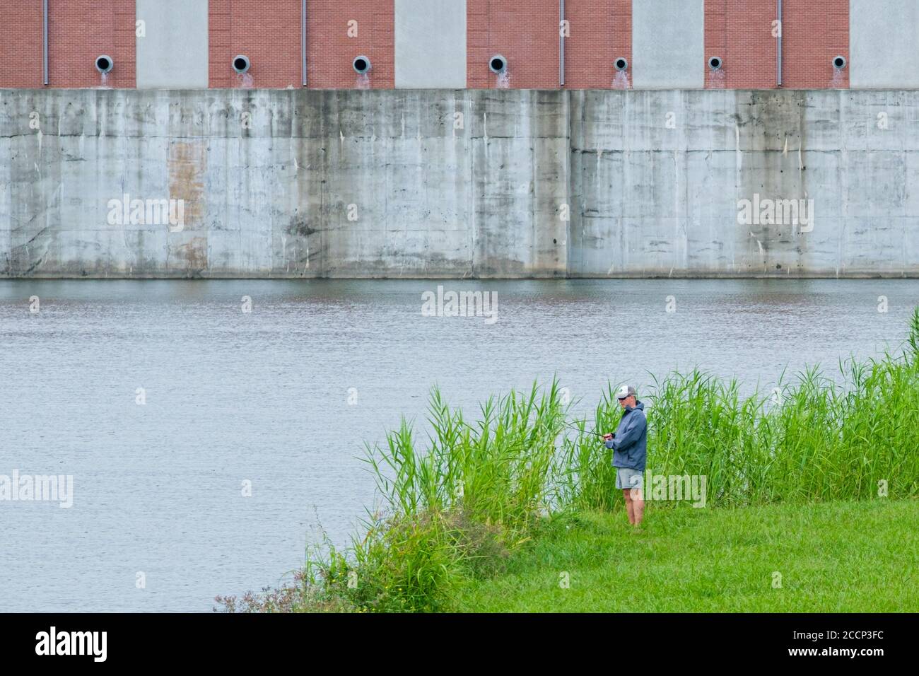 La Nouvelle-Orléans, Louisiane/Etats-Unis - 8/23/2020: La pêche des hommes dans le canal London Avenue Banque D'Images
