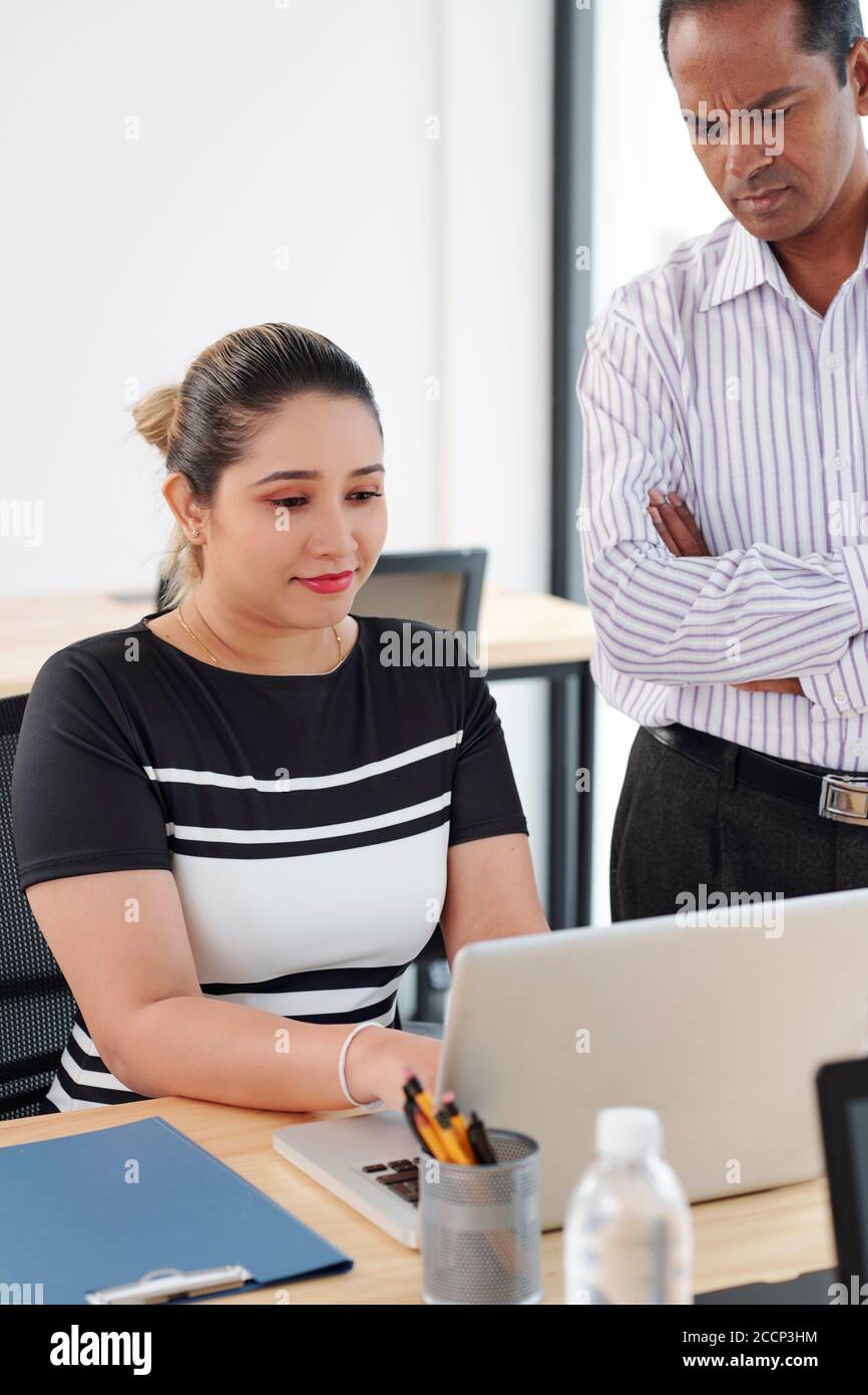 Entrepreneur regardant un collègue de travail Banque D'Images