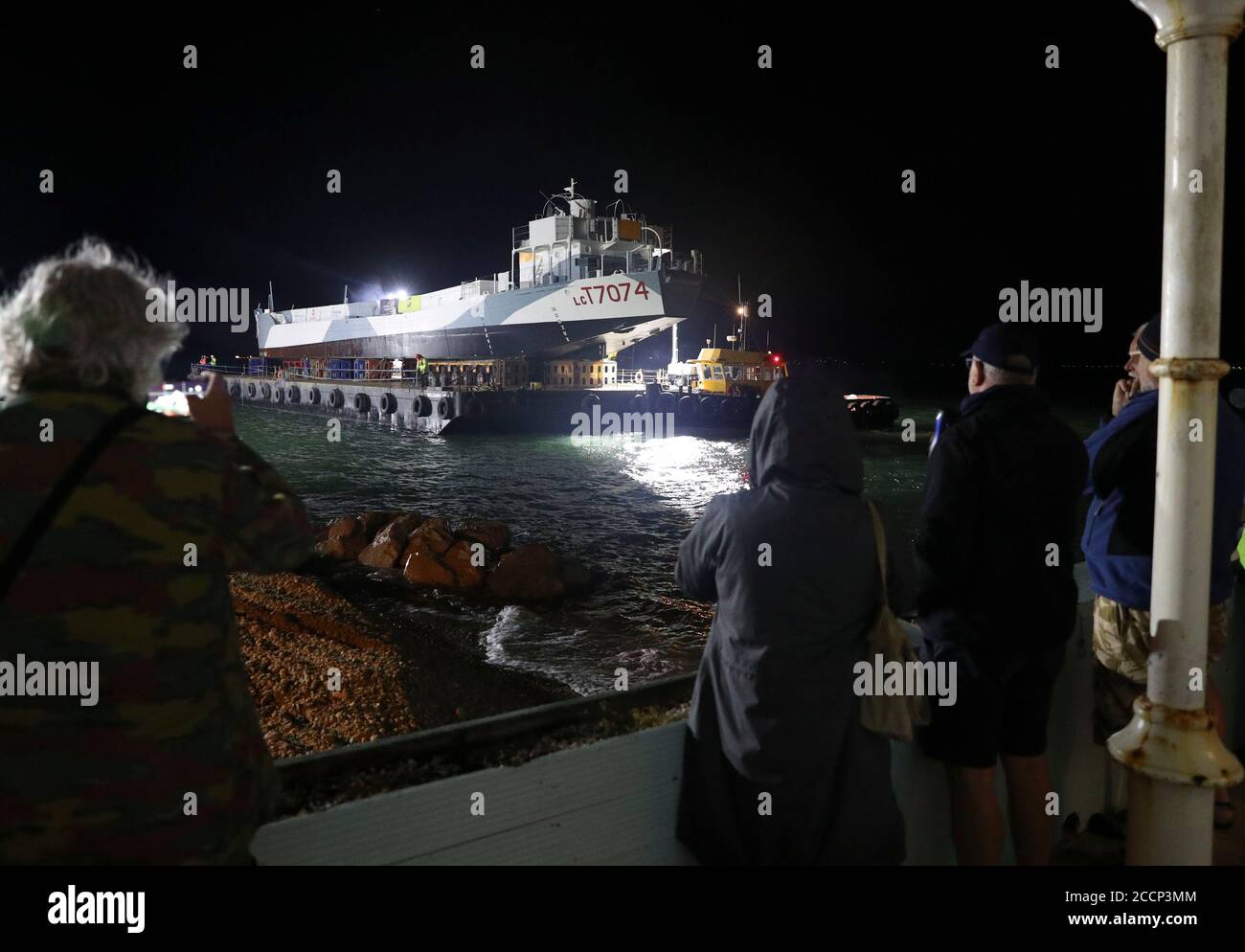 L'embarcation restaurée de la Seconde Guerre mondiale LCT 7074 est transportée de la base navale de Portsmouth à son dernier lieu de repos à l'histoire du jour J à Southsea. Banque D'Images