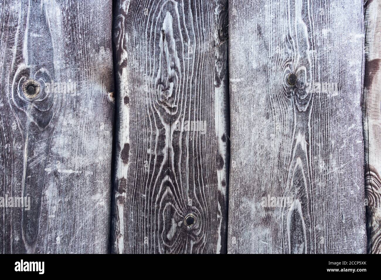 bois frappé gris foncé. fond grunge. Arrière-plan rustique en bois gris. Poutres verticales. Banque D'Images