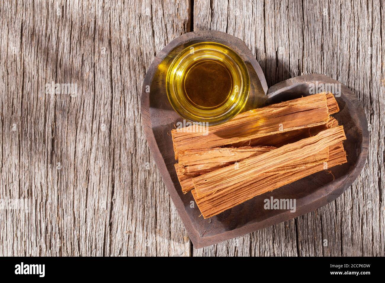 huile et bois essentiels palo santo bois sur la table (Bursera graveolens) Banque D'Images