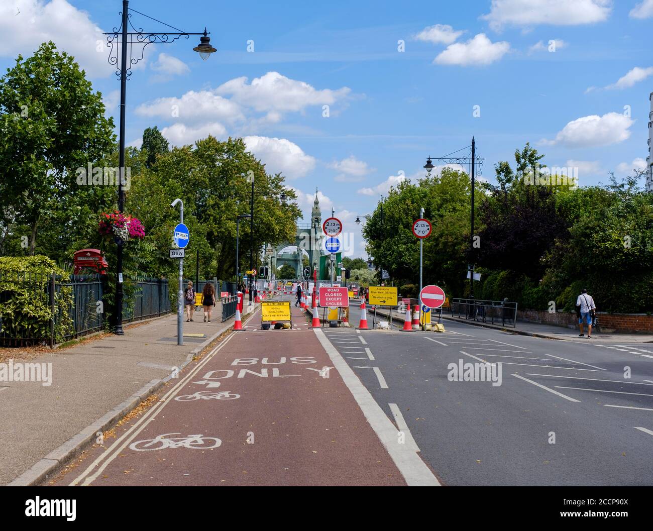 Londres, Angleterre - 22 juillet 2020 : le pont Hammersmith est maintenant fermé aux véhicules automobiles depuis 2019 en raison de problèmes structurels, ouvert pour la première fois en 1887 Banque D'Images