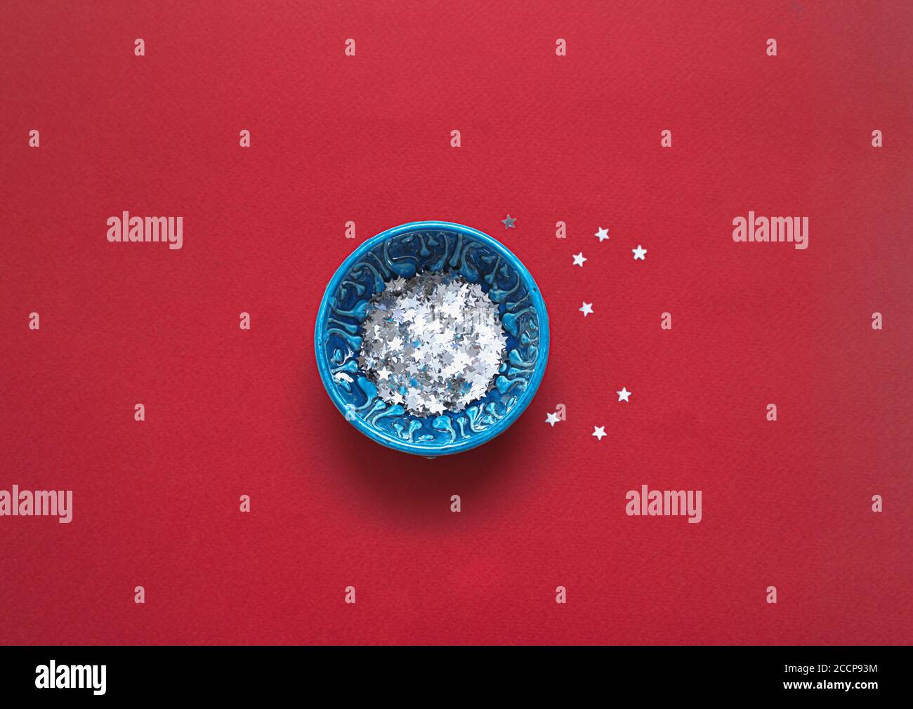Vue de dessus du bol bleu avec étoile scintillante. Concept magique. Vue de dessus Banque D'Images