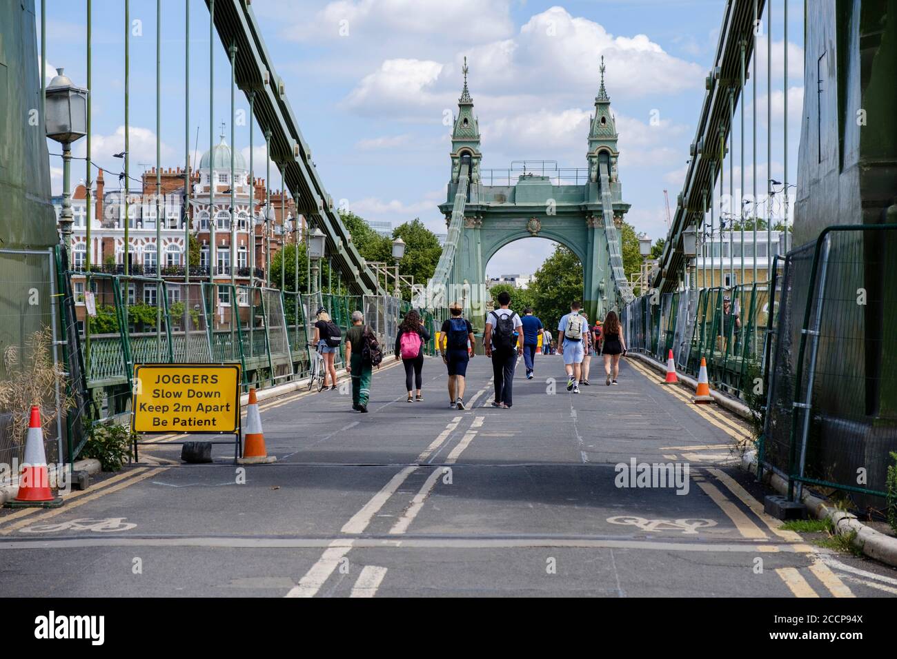 Londres, Angleterre - 22 juillet 2020 : le pont Hammersmith est maintenant fermé aux véhicules automobiles depuis 2019 en raison de problèmes structurels, ouvert pour la première fois en 1887 Banque D'Images