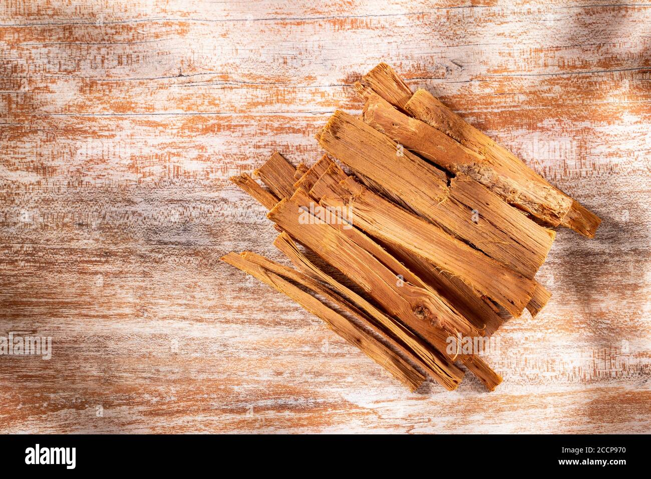 Pile de bois de palo santo sur la table (Bursera graveolens) Banque D'Images