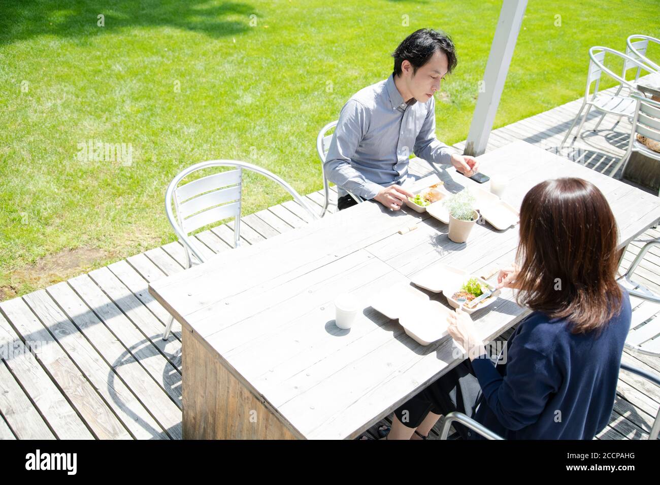 Un homme et une femme mûrs dînent sur la terrasse Banque D'Images