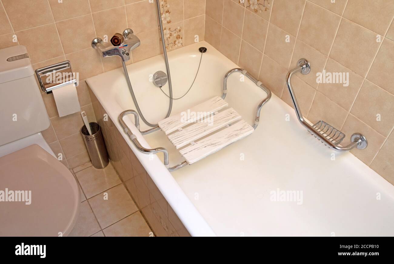 Banquette sur baignoire pour handicapés, ancienne et utilisée Photo Stock -  Alamy