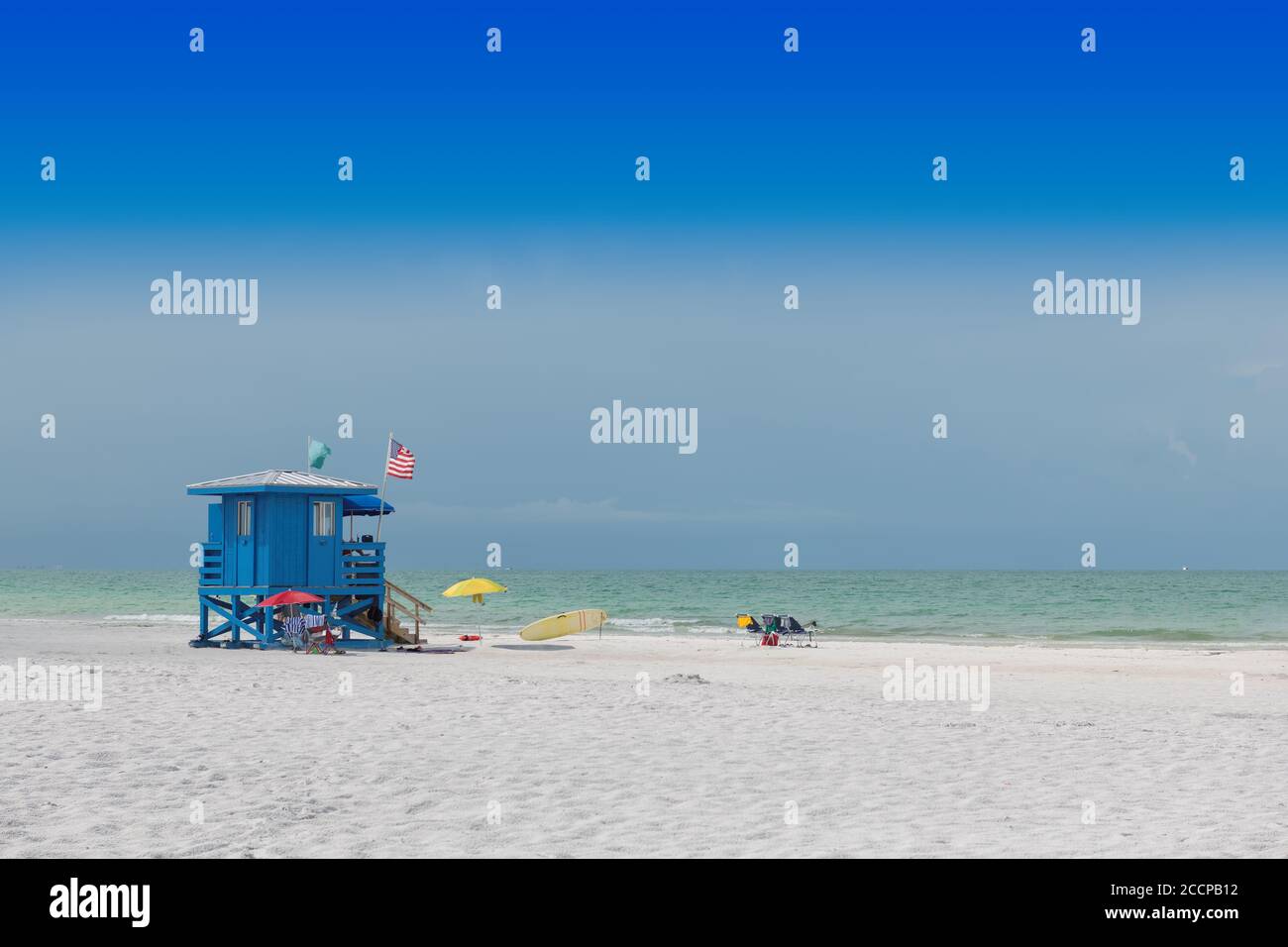 Maison de plage de maître-nageur lors d'une belle journée d'été avec océan et ciel bleu nuageux à Siesta Key Beach, Floride USA Banque D'Images