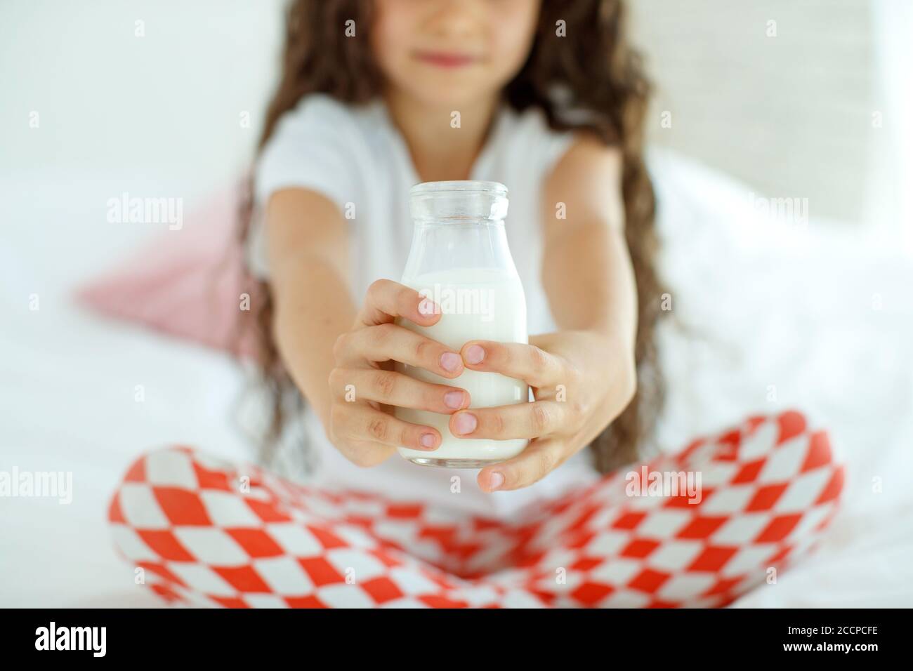 Le Bebe Boit Du Lait Une Petite Fille A La Maison Sur Le Lit Boit Du Yaourt Photo Stock Alamy