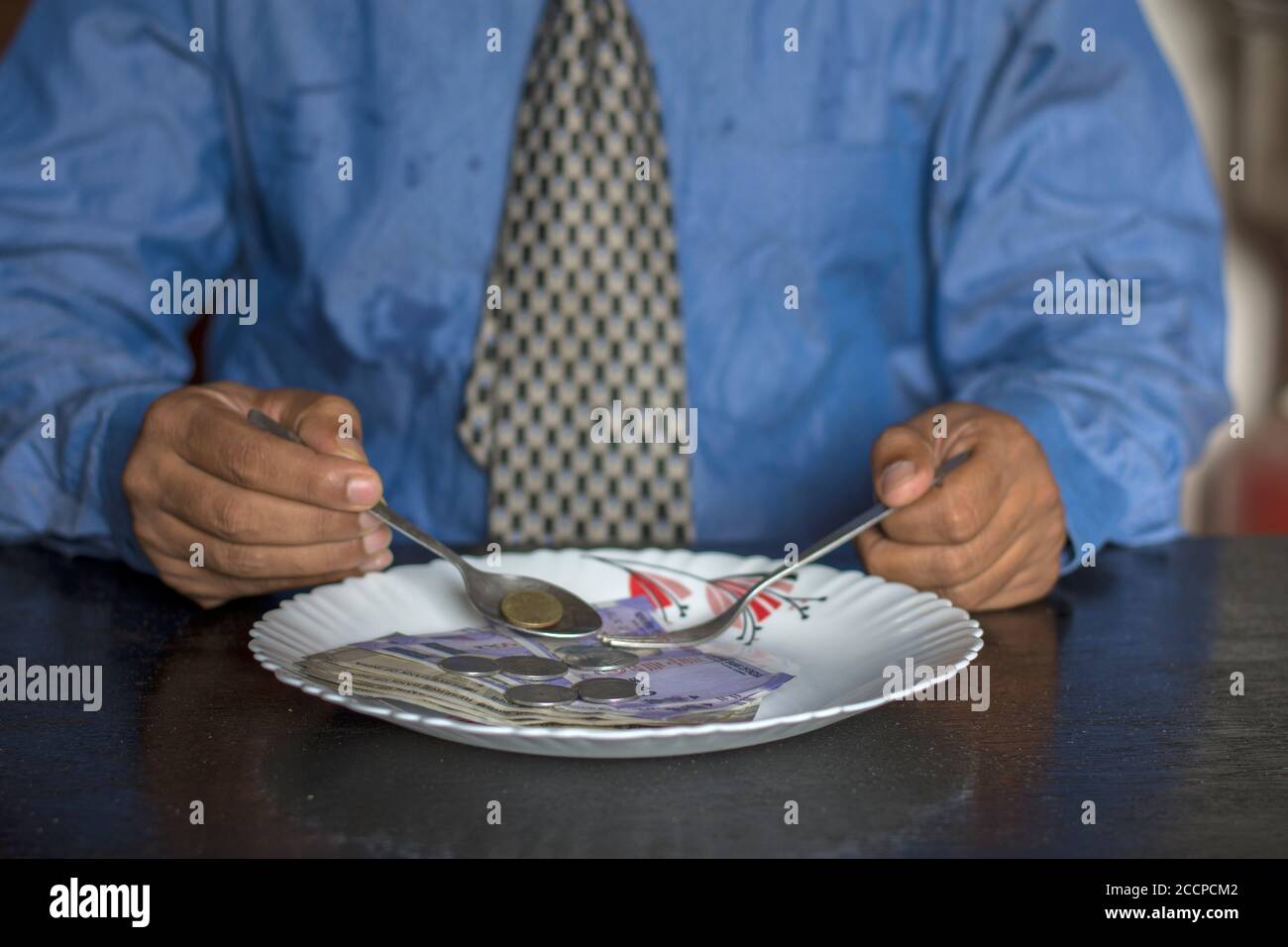 De l'argent indien sur l'assiette avec une fourchette et une cuillère. Concept d'entreprise. Mise au point partielle. Banque D'Images