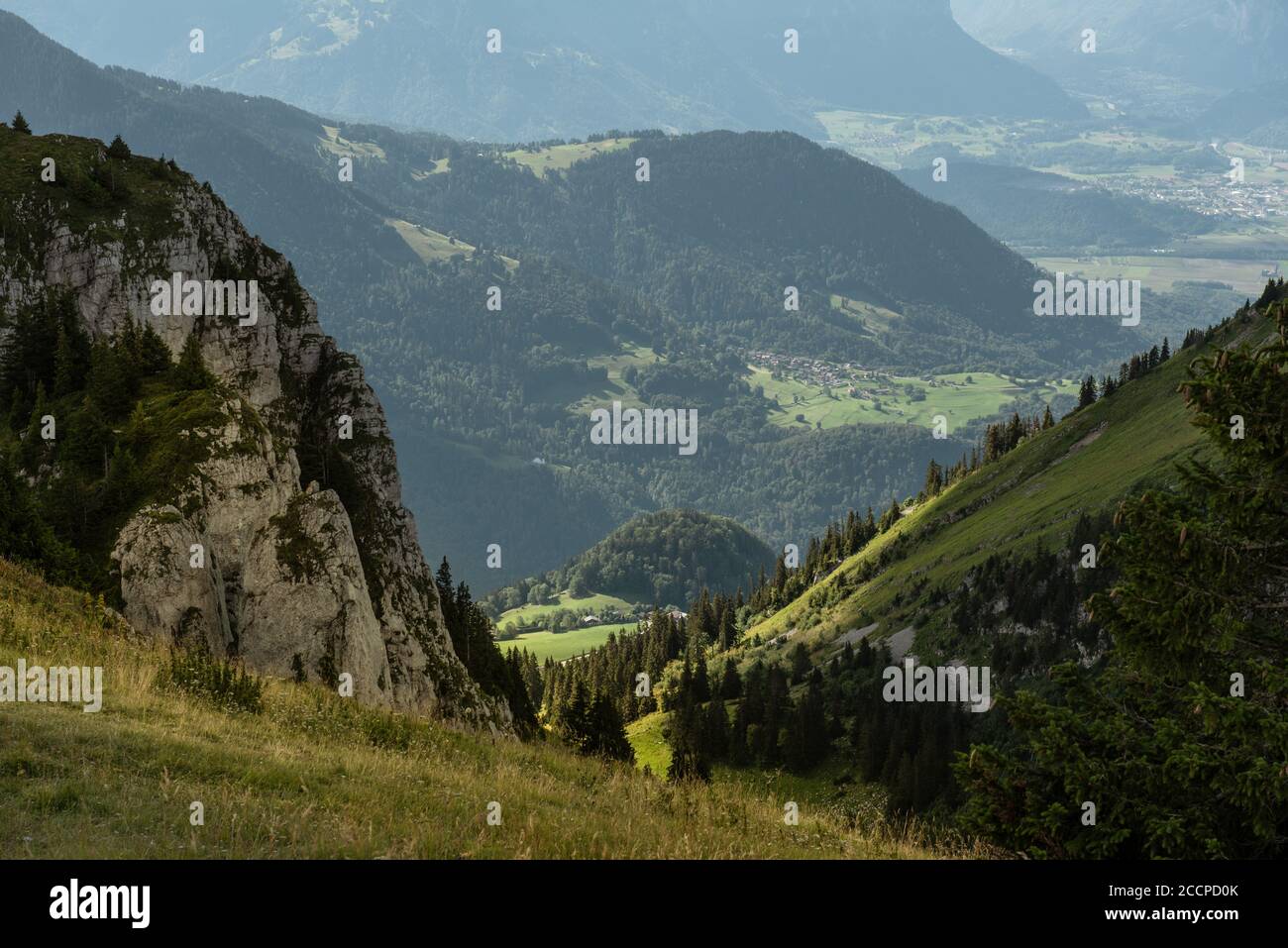 Vue sur une vallée suisse depuis la montagne Berneuse, Suisse Banque D'Images