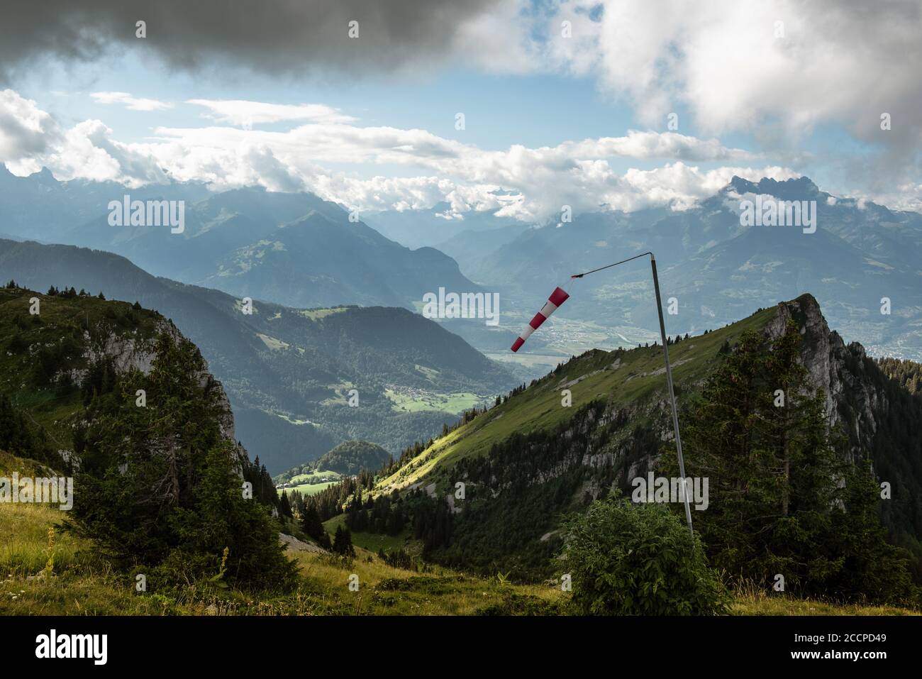 Vue depuis la montagne Berneuse en Suisse et une chaussette à vent Banque D'Images