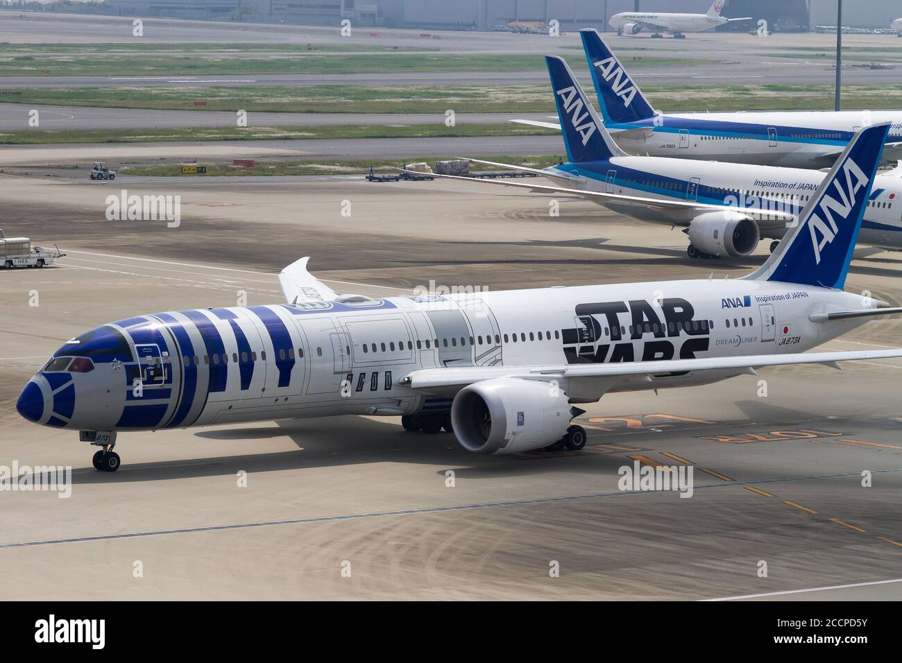 Un Boeing 787 Dreamliner ANA (All Nippon Airways) peint comme R2D2 des films Star Wars de l'aéroport international de Haneda, Tokyo, Japon. Banque D'Images